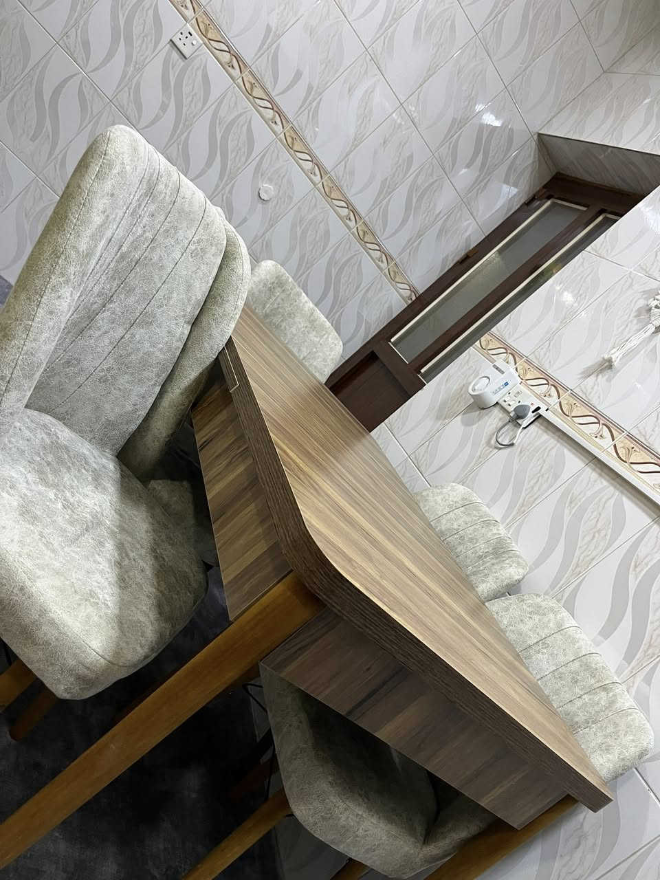 بۆ فرۆشتن: مێز و کورسی نانخواردنی ٦ نەفەری (مۆدێلێکی زۆر شیک و خاوێن و
زۆر پاک و کەم بەکارھاتووە)

تایبەتمەندی: مێزەکە دەکرێت بە ٤ نەفەریش (بچووک دەکرێتەوە)، قاچی مێز و کورسییەکان دارن.

نرخ: ١٦٠ هەزار و کەمێک مەعامەلە.

شوێن: سلێمانی

پەیوەندی: [ *********** ]
