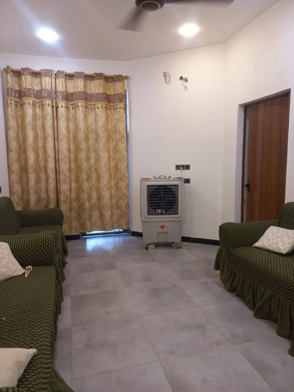 مشتمل للبيع مساحه ١٢٥ طابو صرف طابق واحد بناء جديد العنوان شارع ٨٠ جه نجف خلف حسينيه الحسن المجتبى الاستفسار الاتصال على رقم ***********
