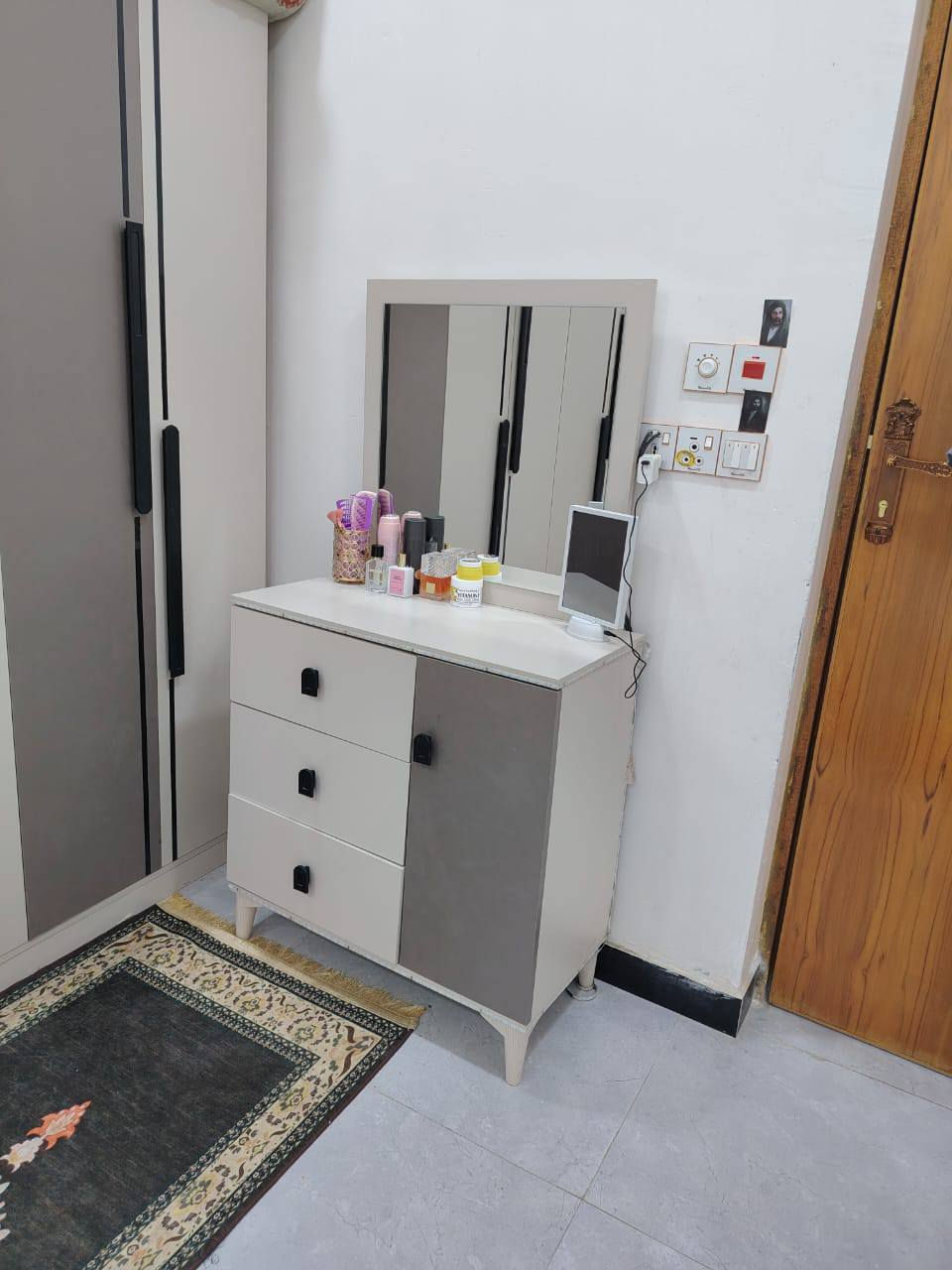 سلام عليكم اخوان غرفه تركي لبيع 5قطع جديده جدن ما مستخدما هواي شي قليل مكان ناصريه سعر 400هاذا رقم ***********
