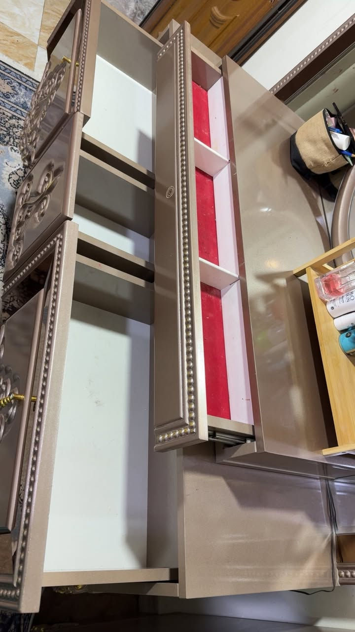 غرفة نوم تركيه ملكيه شغل تكمه  ماخذتها من كركوك من سحر للاثاث للبيع مابيها اي عيب ولا اي كسر ونظيفه كلش وبعد بيها مرايه طويله وطابوريه طويله يم السرير نفس قماش راس السرير بسبب ضيق المكان ممتواجدين للاستفسار اتصال على الرقم ***********
