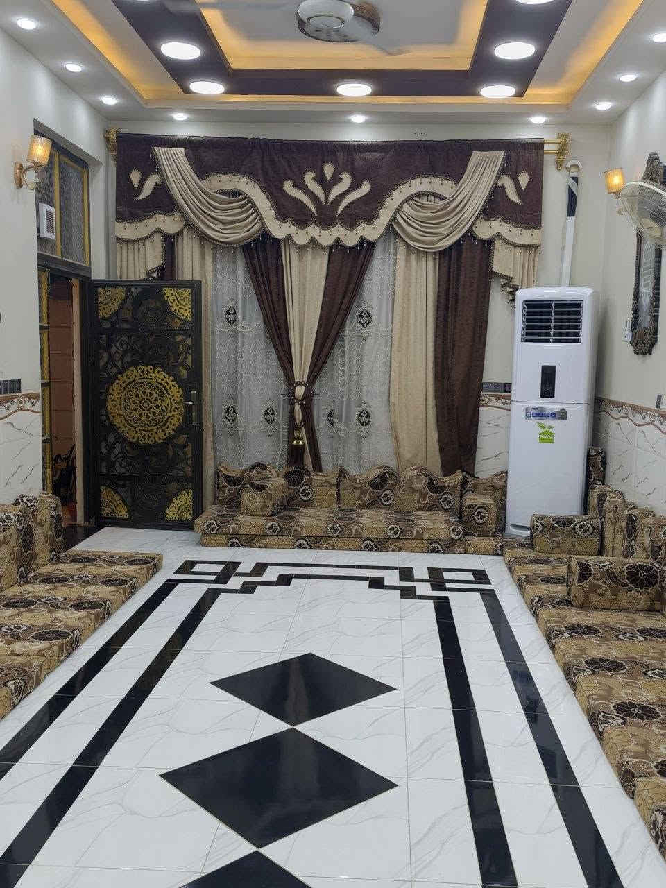 بيت للبيع مساحه 210 متر طابقين كونكريت بناء حديث 2023
طابقين 
الطابق الاول 
غرفتين نوم 5 في 3 ونص 
إستقبال 9 في 4
صاله 8 في 4
مطبخ 5 وربع في 4
كراج 7 في 5 وربع 
صحيات 2 داخليه و خارجيه 
مناور عدد 2

الطابق الثاني 
اربع غرف نوم 
2 غرفه 4 في 5
2 غرفه 5 في 3 ونص 
صاله 8 في 4 
صحيات 1
بلكونه 5 في 4 

علما البيت واجهته على ساحه 
مطلوب لصندوق الاسكان 61 مليون 
العنوان 
بدايه حي الصدر الثالث 
الساحه الي مقابل قاعة رامي للحديد 
للاستفسار 
الاتصال 
***********   اتصال او واتساب
