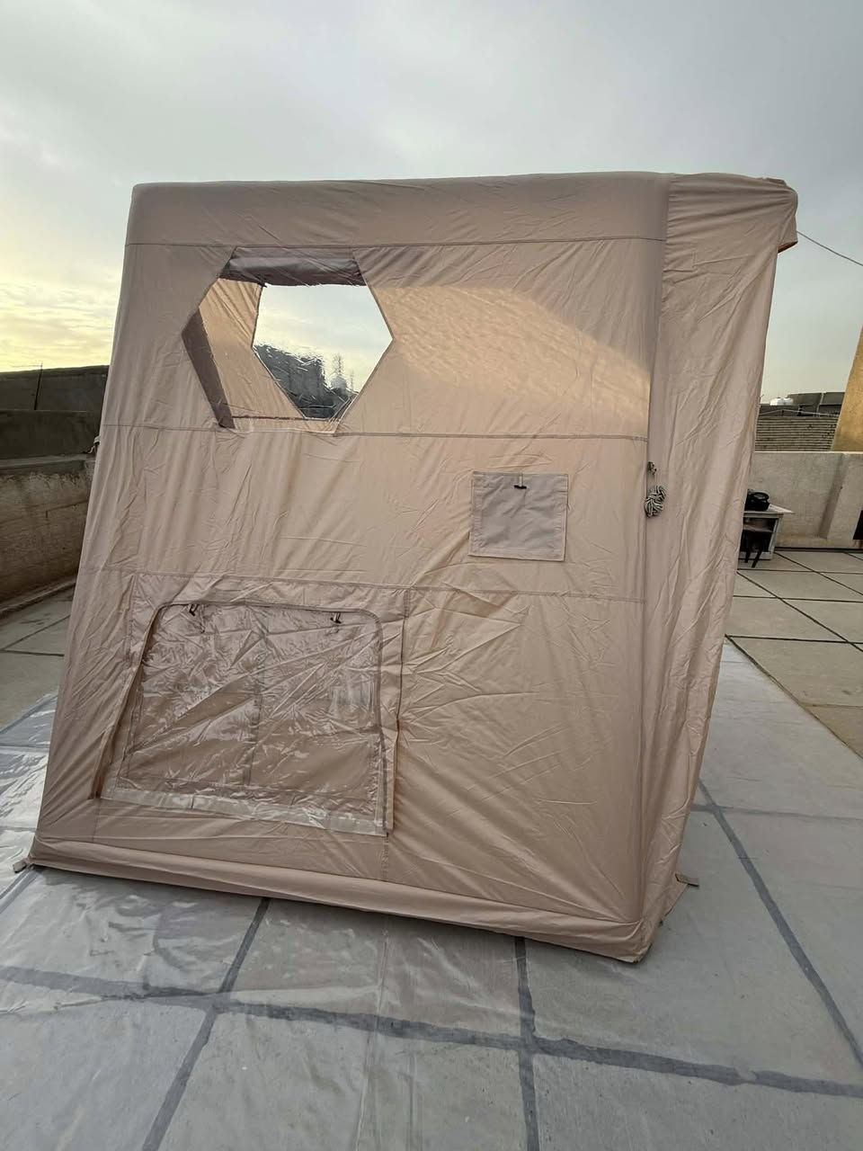 السلام عليكم للبيع خيمة تخييم هرمية قابلة للنفخ (Inflatable Camping Tent) وتُعرف أيضاً باسم "خيمة الهواء". تتميز هذه الخيمة بتصميمها الهيكلي الذي يعتمد على أعمدة هوائية بدلاً من الأعمدة المعدنية التقليدية، مما يجعل عملية نصبها سهلة وسريعة للغاية باستخدام مضخة هواء يدوية 
شكل هرمي مثلثي (Triangle) أو على شكل حرف A، مع نوافذ شبكية عالية الكثافة لضمان تهوية ممتازة.
 تناسب شخصين إلى ٣ اشخاص 
قياس الخيمة الطول ٢ متر العرض ٢ متر الارتفاع ٢ متر و ٢٥ سانتمتر 
الخيمة مزودة بفتحة مدخنة للمدفأء الحطب 
الخامات: تُصنع عادةً من قماش أكسفورد (Oxford) المتين وهي مقاومة للماء والرياح ومناسبة لجميع الفصول الأربعة.
تواصل خاص او *********** واتساب
