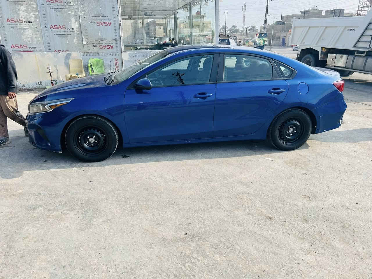 الهم صلي على محمد وال محمد 
السلام عليكم 
كيا فورتي موديل ٢٠٢٢ 
السياره مواصفات عاديه 
ماشية ٥٢ مايل  
رقم بغداد بسمي حادثها جاملغ امامي وجامله خلفي جهة السايق وصبغ البنيد ليبل واحد كلشي ممبدل بيها اريباك دركة 
بيها تعمير بل براكيت الخلفي 
وشويه من الحوض 
رقم الشاصي موجود بلمنشور 
مكينه ٢٠٠٠ دوش 
كير سفتي 
السعر ١٣٥ وبيها مجال
صور الحادث بل منشور 
مكاني بغداد 
***********
