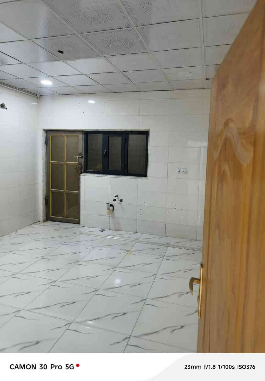 #للايجار 

شقه طابق ثاني بناء حديث  مساحه 200م تحتوي 
على 3غرف استقبال صاله مطبخ صحيات 
***********
***********
المهيمن للاستثمار العقاري
