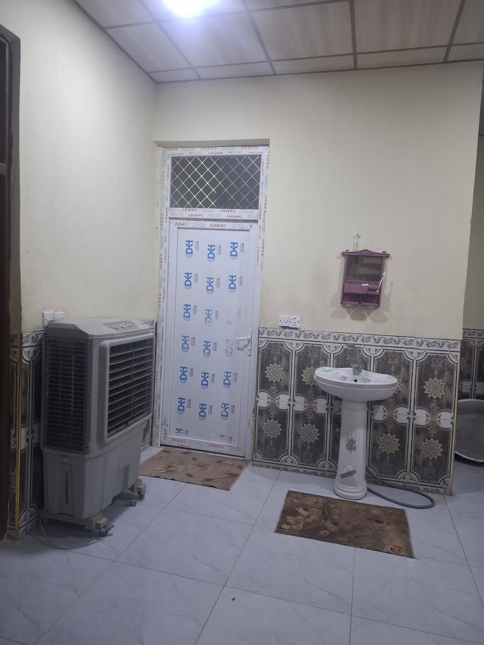 بيت للبيع 200 متر سند 25 بهرز حي شرطة طابقين بناء حديث الطابق الاول غرفتين وصاله وستقبال وصحيات والطابق الثاني اتلث غرف وصاله وصحيات سقوف ثانويه للطابقين الستفسار ع رقم ***********
