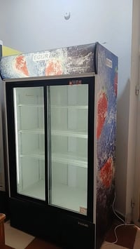 أغراض محل للبيع ٠٧٧٣٣٦٨٦٠٨٣ استعمال قليل كوت