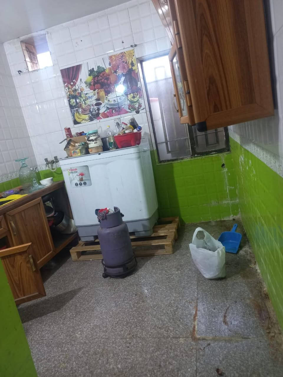 دار ايجار بلديات خلف مطعم بيك جكن مساحته ١٠٠ طابق أعلى بي غرفتين كبيره وصاله كبيره ومطبخ وسطح كبير وحمام ***********
