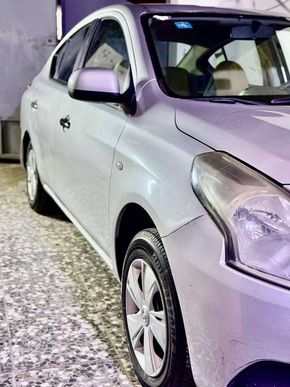 السلام عليكم
نيسان سني هندي بليتة زركة لون سلفر موديل 2020 
السيارة خير من الله تايرات جدد باتري جديد ماشية 123 بيها شغلات بسيطة بالكشر السونار مرفق بالمنشور السيارة باسمي تحويل ثاني يوم 
هزة و رقم جديد سنوية لسنة 2030
 المكان بغداد حي الرئاسة
 ***********
السعر المطلوب 110 وبيها مجال حك الجية
