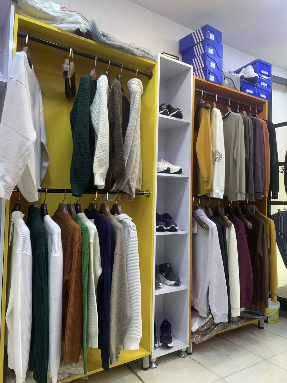 السلام عليكم 
ديكور ملابس للبيع 5قطع فاترينات و4قطع رفوف السعر250الف مكاني بغداد  الشعب
***********
