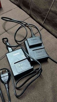 بطاريات كانون عدد 3 مع شاحن عدد 2 وعدسة كانون 50 ملم للبيع تواصل خاص ا...