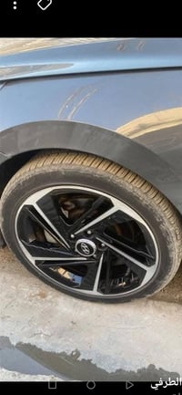 كاوتش ٢٣٥/٤٠/١٨ • طقم/مفرد