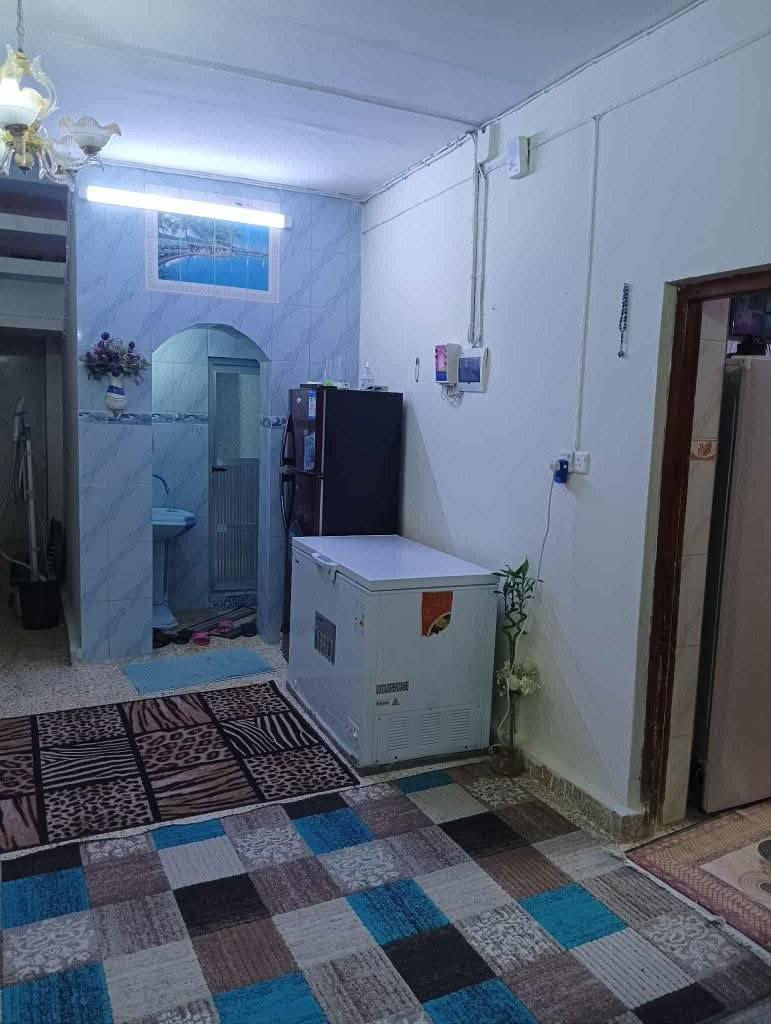 للبيع دار طابو صرف المساحه 474غرفتين نوم وهول وستقبال مطبخ حار وبارد الطابق الثاني  نوم وهول ومخزن كبير خدمات كامله يبعد عن الشارع العام 5متر ورديه خارج ابو مصطفى للعقار *********** السعر خاص
