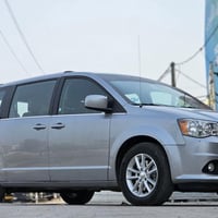 للبيع فقط الي يدور نضيف ومشي قليل دوج كرفان 2019 بدون صبغ بدون ايرباك ...