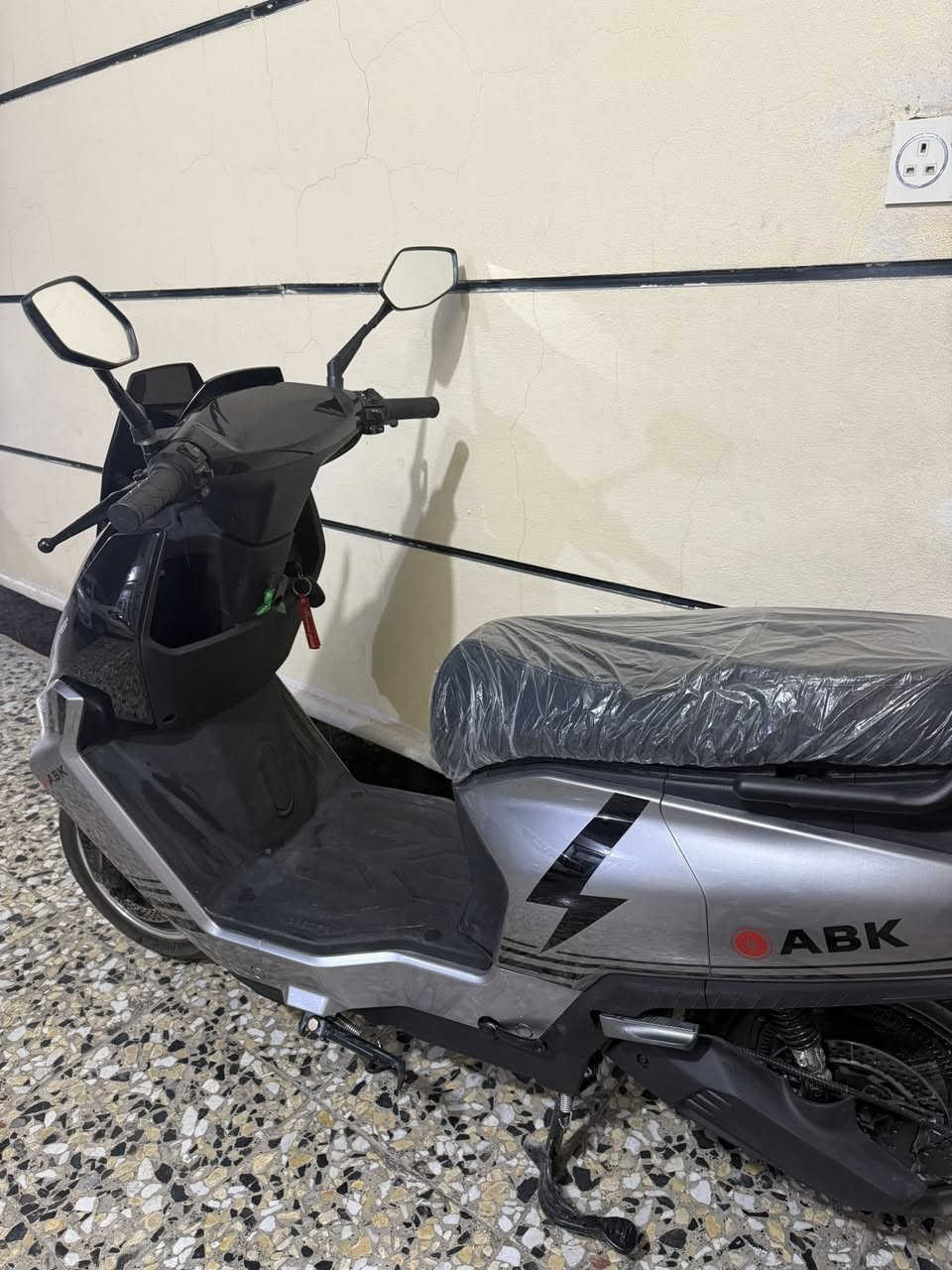 سلام عليكم دراجه شحن للبيع 
صار سبوعين من نزلتهه سرعه 110حقيقي 
بطاريه ليثيوم 45امبير ملف 2500
سعر 1250 او بيهه مجال خابر ودلل 
***********
