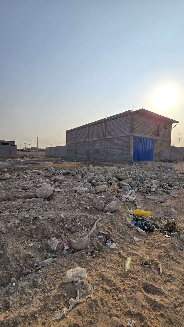 السلام عليكم الف و ١٠٠ متر للبيع وجه 44متر سند.25 طابو زراعي إقرار محكمه تصلح سكن او معمل  او مخزن متوفر ماء كهرباء العنوان كربلاء رابط الزبيلية مجاور مجمع الكفيل العتبه العباسيه تبعد عن الرابط ١٥٠ متر شارع بعرض ١٠ متر استفسار اكثر الاتصال بالأرقام التالية 
*********** اسيا وتساب 
***********
