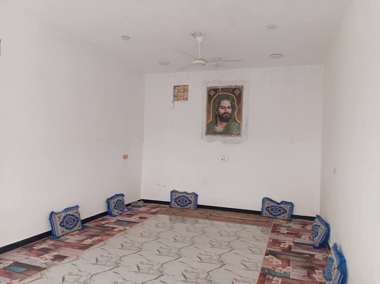 بيت للبيع حي الحكيم مساحته ١٥٠
غرفه نوم وهول مطبخ استقبال حمام كراج وحديقه قطعه 100 متر ظهره حي الحكيم الثانيه قرب مجمع  الرحمن

يبعد عني الشارع 250 متر

الاتصال واتساب ***********
