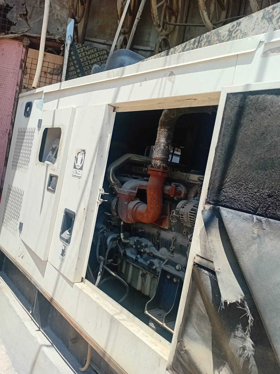 السلام عليكم عندي مولدة بيركنز اصلي بلاد للبيع مكينة لوك مامجفته  130 kv للإستفسار التواصل على الرقم ***********
