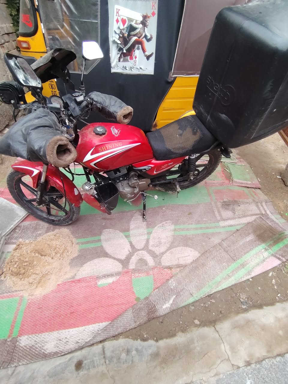 سلام عليكم دراجه شاينك موديل 23 شهر السادس دراجه مكفوله مكينته بغرغي ممفتوح بيه دراجه خير من الله وسعر خاص *********** مرقمه سنويه بسمي تحويل ثاني مراوس بوكسر عادي
