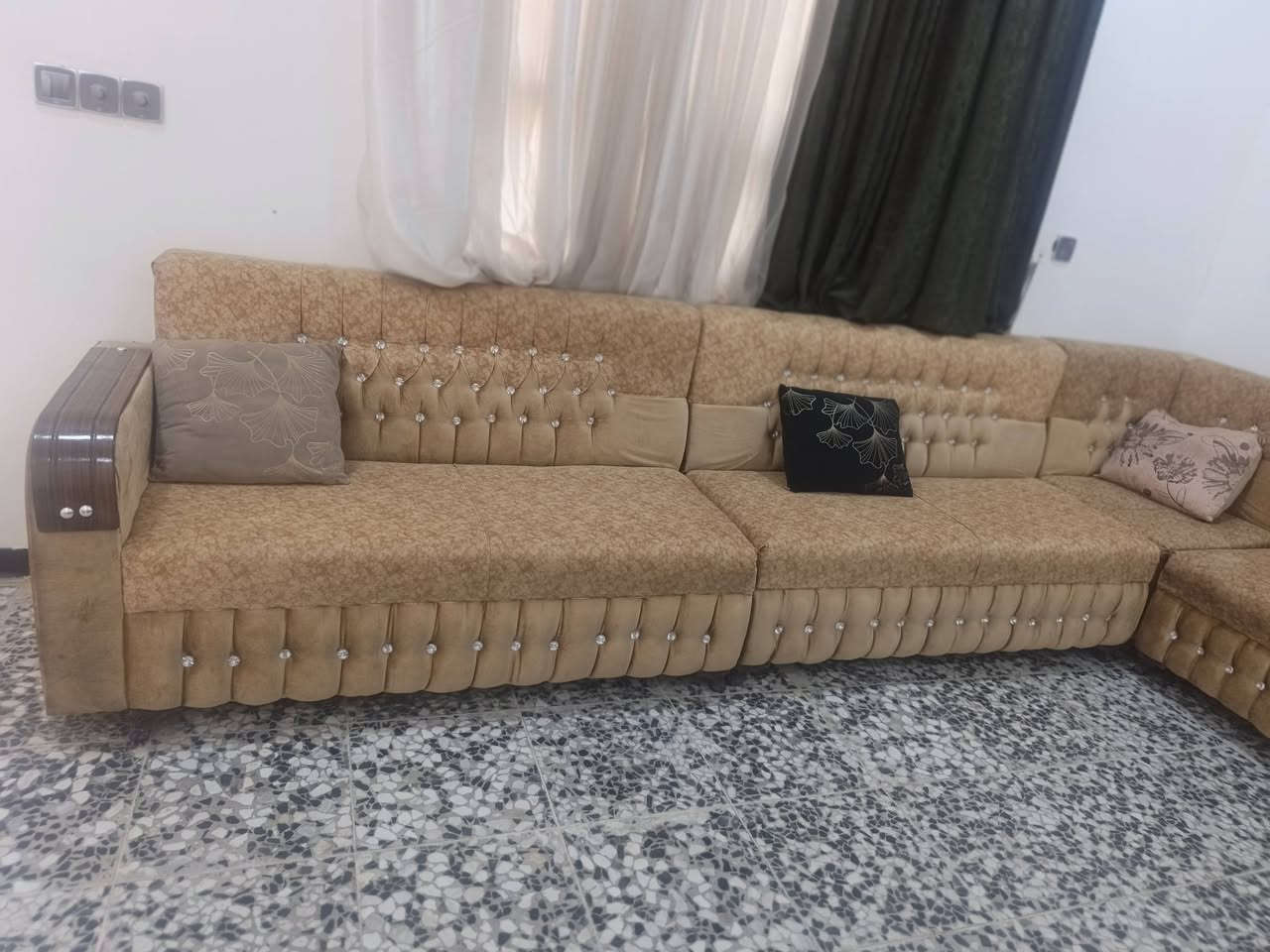 السلام عليكم تخم تسكام للبيع مسكمة بمليونين محتاج وريد ابيع بمليون وبي مجال حك الجية الشراي يتصل 
***********
