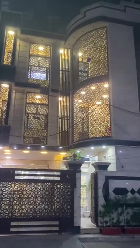 بيت للبيع المساحة 150 متر يتكون من ثلاث طوابق ونص
الطابق الأول كراج + صحيات خارجية
+ استقبال +مطبخ مفتوح على الصالة + غرفة نوم +صحيات داخلية + منور
الطابق الثاني يحتوي على ثلاث غرف نوم بلكونة Vip +صحيات + صالة
 الطابق الثالث يحتوي على غرفتين +مطبخ كبير   وتكدر تحولها غرفة + بلكونة Vip +صحيات وصالة
الطابق الرابع بيتونة +غرفة كبيرة مسوينها مخزن وسط 
ملاحظه سنة بناء البيت 2021
موقع للبلديات ٩ نيسان قرب مخازن السمنت 
***********
***********

