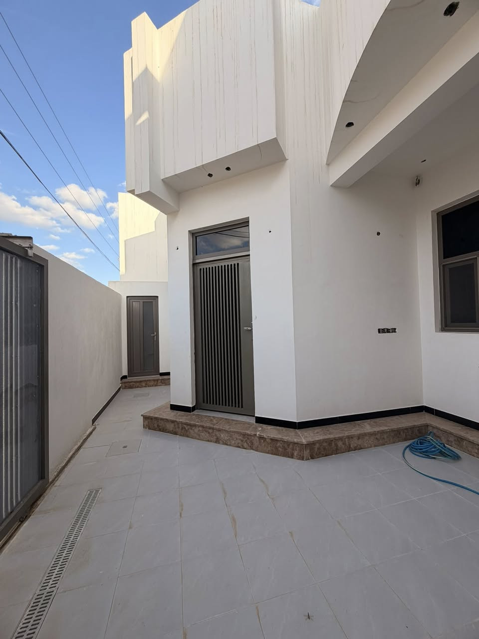 🛑 دار سكني  للبيع 🛑
المنطقة :  حي الحضاره 🚩 
اقرب نقطه ؛مقابل محطه وقود الحضاره قرب الشارع الرئيس
المساحه :  200✅  كونكريت مسلح طابقين اساس رفت

التفاصيل :  غرفتين نوم ومطبخ حاروبارد وستقبال مع مجمع صحيات وصحيات داخليه وخارجيه مناورعدد ثنين 
    
الطابق الثاني ;غرفه وصاله 🛑 

للاستفسار 
     مراجعة مكتب رسول الوزني للعقار  
الديوانية . حي الحضارة بداية شارع اسواق طيبة
 للمعلومات ولمزيد من التفاصيل ⬇️
       مراسلة الصفحة  
      او الاتصال
***********
