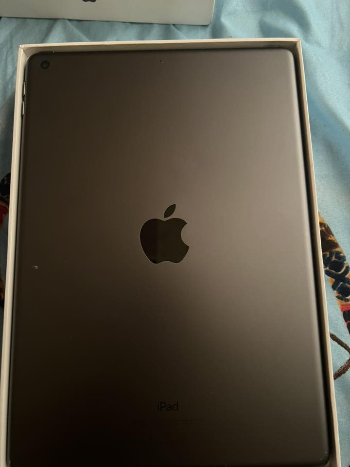 ايباد 9 للبيع ذاكره 64 نضيف حييلل بس بي هذا الكسر بل شاشة مايأثر كلشي المكان موصل ***********
