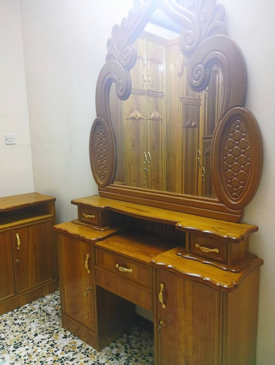 السلام عليكم ..غرفه مستعمله نظيفه اخت الجديدة ٥ابواب كنتورهه مفصخ يعني تجي تحمل كبل السعر ٦٠٠ بيهه مجال المكان بغداد البلديات يوجد توصيل بكروه داخل بغداد فقط***********
