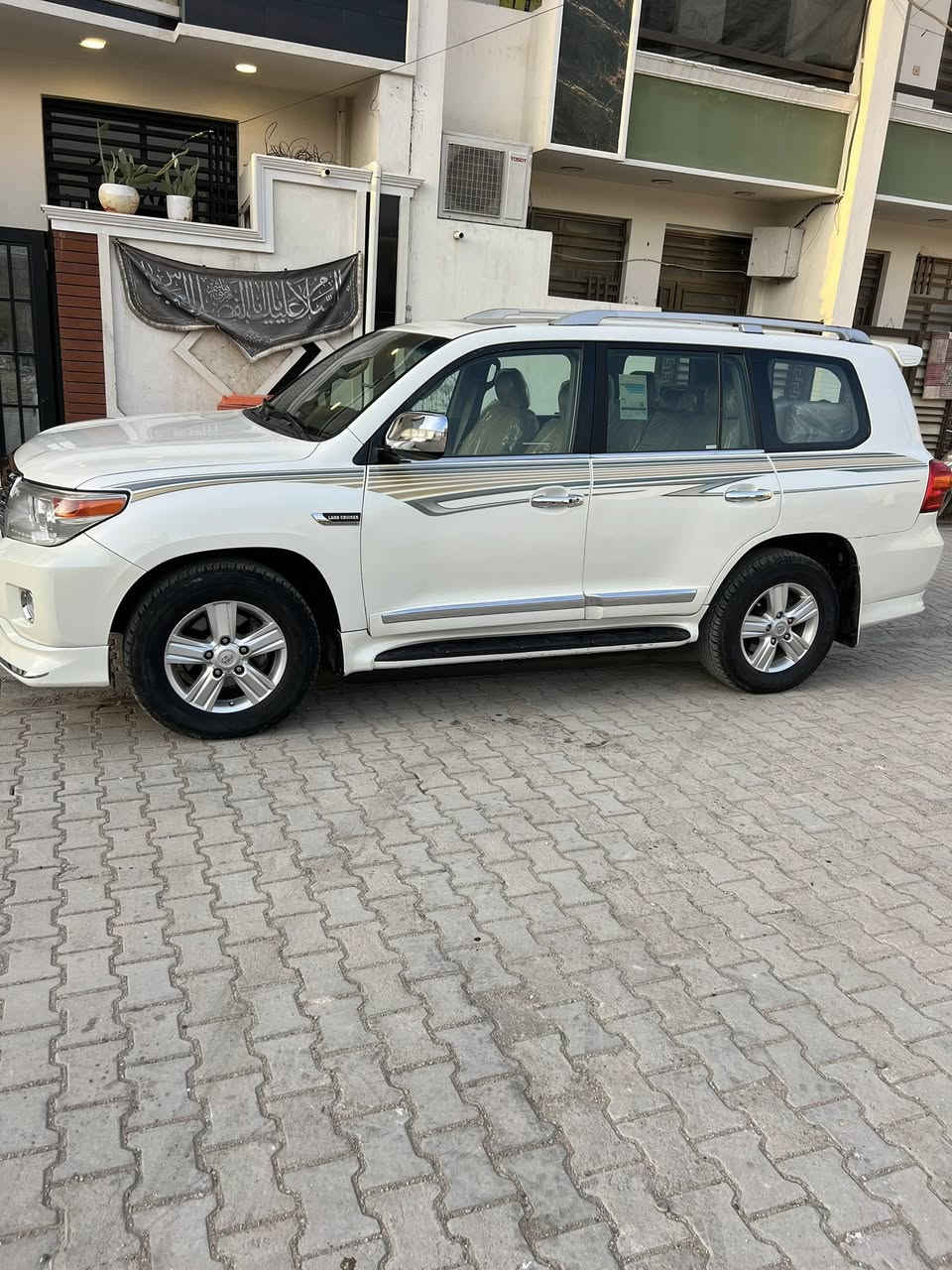 السلام عليكم لاندكروز 2010فول مواصفات فتحه بل سقف تحكم جهتين تشغيل عن بعد 6سلندر سيارة جدا نضيفه كير مكينه صدر تبريد كله جديد اي بي اس جديد داخل جلد بأسمي بيها 3قطع صبغ جاملغ وباب لي خلف سائق السعر 265 مكاني بغداد الحريه الدولعي ***********
