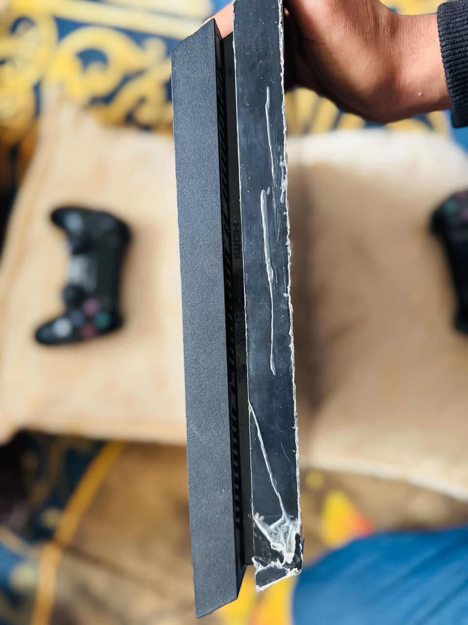 بلي 4 مهكرً السعر 300 وبي مجال
وياه فلاش وجوستكات ويحتوي على 6 ألعاب مكفول من اي شي 
كوت/ الخاجيه ‭0773 468 2494‬
