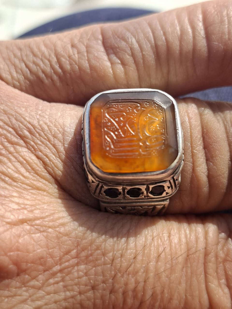 السلام عليكم يمانيه للبيع اللي يحب يتصل على هذا الرقم***********
