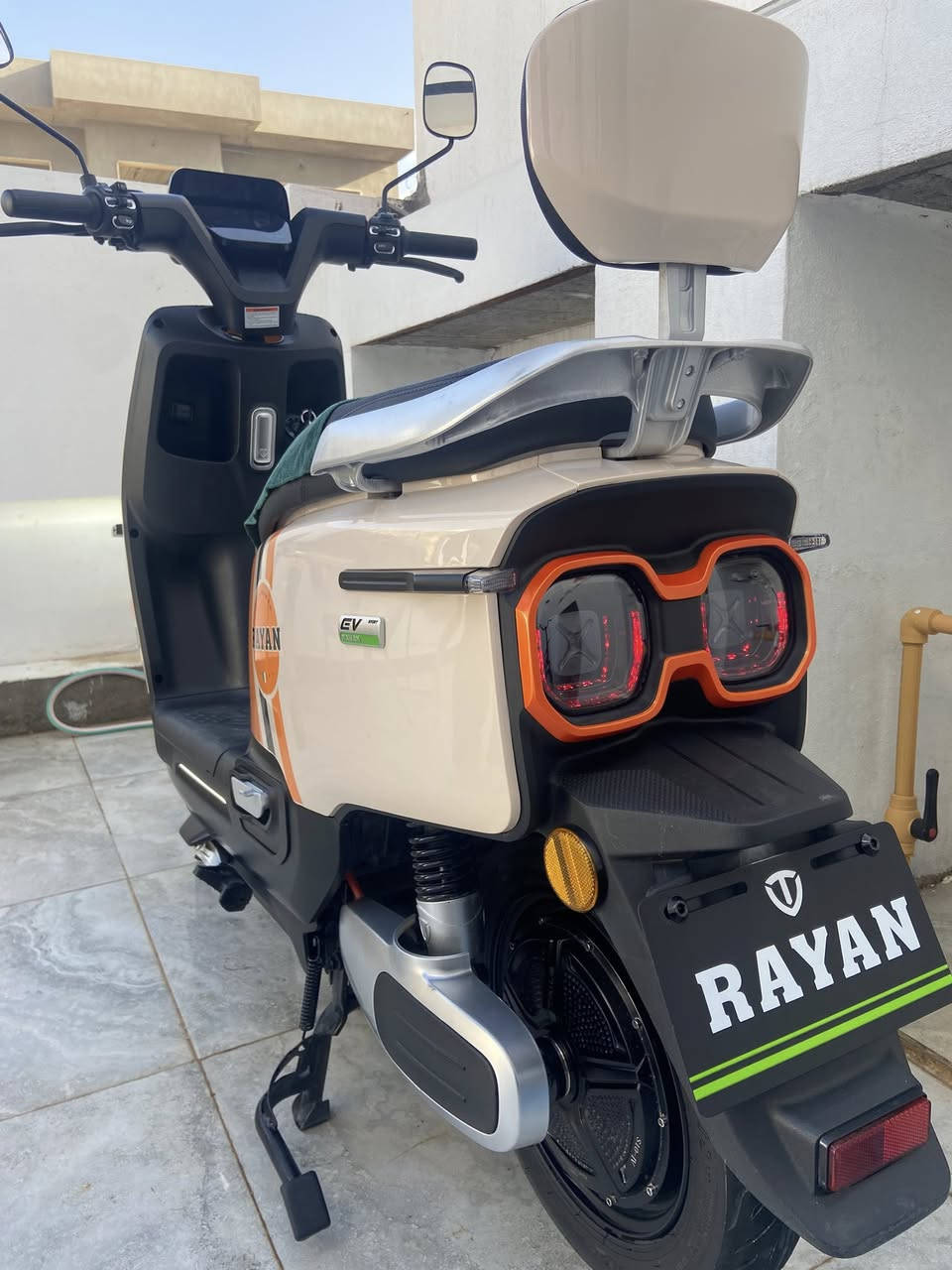 ريان ام عيون للبيع
جديد بل باكيت 
مستعمل سبوعين 
بطاريات جديده بعده 
مستعمل قليل كلشي
شغال.سعر خاص 
***********
