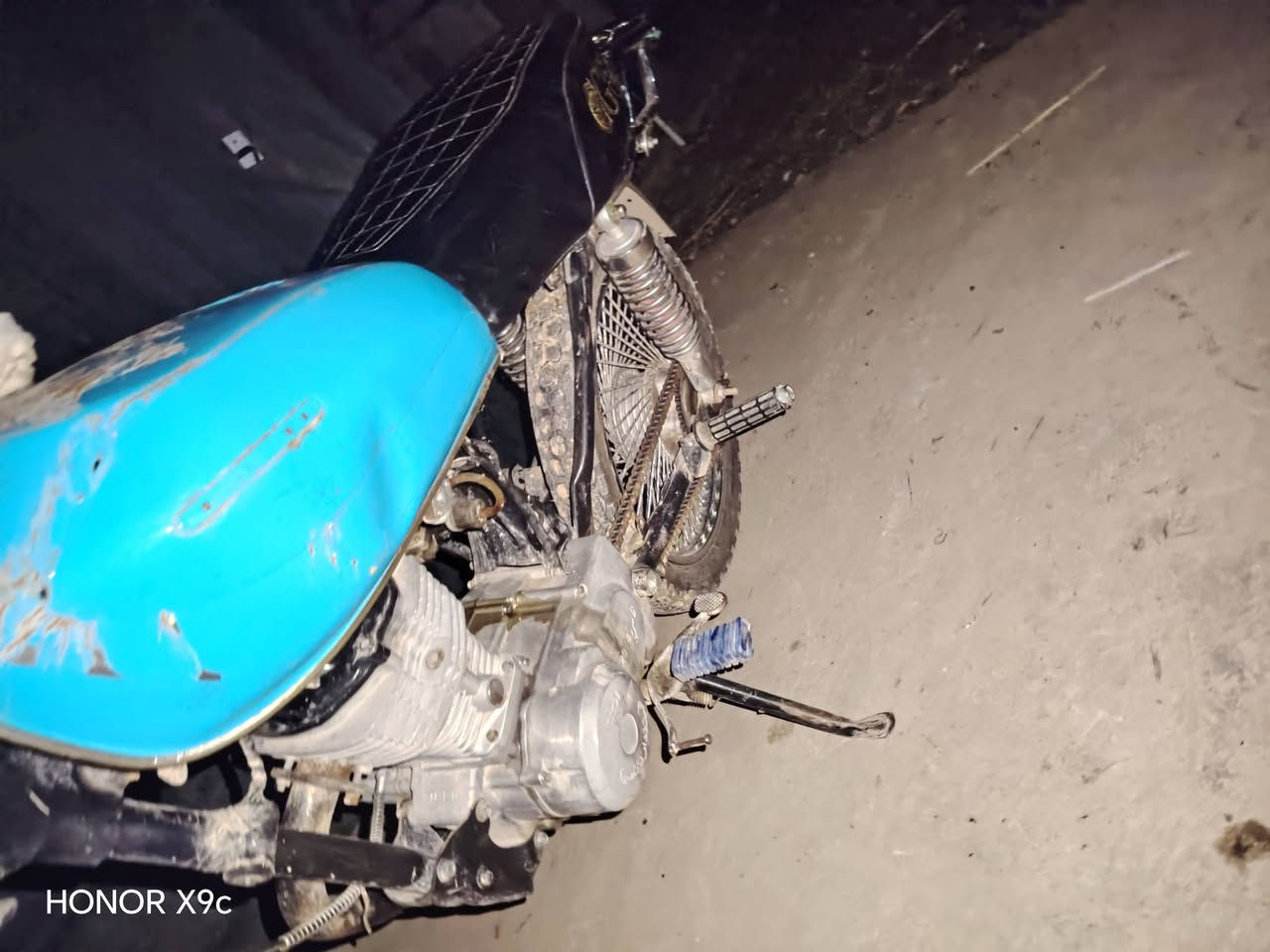 السلام وعليكم موطور اربعه كير نضيف ومحرك جديد السعر 150وبي مجال ول استفسار عل رقم ***********
