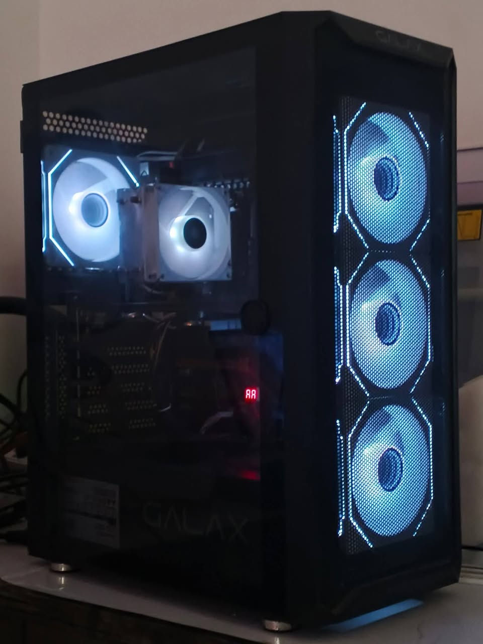 السلام عليكم 🌹 
ادمن 🙏♥️
4 تجميعات للبيع
تجميعات قويه ونضيفه 💯 وضمان شهر بشرط تشد ubs 🫠 
التجميعات بكل الفئات السعريه من الاضعف للاقوه
وحته اضعف وحده تشغلك كل الالعاب والبرامج 
وذا جنت رايد سيت اب كامل هم موجود ميز وكرسي واكسسوارات و شاشات gaming 
بمناسبة حلول السنه الجديدة الاسعار كلهن -50 الف ( تدللون وتامرون امر 🙏)

حاسبة 1
صورة 1

 I7 12700
‎Thermaltake pro 360 white liquid cooler New
‎Asrock b660 pro rs
‎16Gb ram 2×8 3200 asgard silver
‎Palit RTX 3060TI rgb
‎1Tb ssd Kingston New
‎Fantech 650w psu 80+bronze 
‎Dark flash dpx90 white with 3argb white fans New 
‎Windows 11 pro 25h2 New
‎
هاي الحاسبة اقوه وحده تشغلك كل الالعاب على ال 4k وبفريمات عاليه ومعالجهه قوي يشغلك اقوه البرامج... منتاج تصميم برمجه بثوث كلهن زلاطه عليه

السعر السابق 1100 الف
السعر الحالي 1050 الف 🔥🔥🔥

حاسبة 2
صورة 2

‎I7 8700
‎Deepcool 400xt cpu cooler with argb fan
‎Msi z390-S01
‎16gb 2×8 3200mhz puskill ram
‎galax RTX 2060 6GB
‎Adata 256gb ssd 
‎1tb hdd
‎Gamemax gp-550w psu 80+
‎Dark flash dpx90 white with 3argb fans
‎Windows 11 pro 25H2

حاسبة قويه وماكو بقوتهه وجمالهه بسعرهه ابددد 
العاب تصميم برمجه بثوث منتاج ودراسه
كلهن بجهاز واحد

السعر السابق 625 الف
السعر الحالي 575 الف 🔥🔥🔥

حاسبة 3
صورة 4

‎R5 3600
‎gigabyte B450m ds3h  
‎16Gb ram 2×8 3200 t-force delta argb
‎galax RTX 2070 SUPER
‎256gb ssd
‎1tb hdd
‎xigmatek 700w psu
‎herogear 420a atx white case with 4rgb fans and argb 5v hub
‎Windows 11 pro

حاسبة كلش قويه على دقة ال 2k
تشغلك كل الالعاب بدقه عاليه وبسهوله

السعر السابق 700 الف
السعر الحالي 650 الف 🔥🔥🔥

حاسبة 4
صورة 3

Xeon E5 2680 V3
‎12C24t 30mb cache 3.3ghz
‎2 Pipe cpu cooler argb
‎Mb pcwinmax turbo x99 atx 4 slot ram
‎16Gb ram 2×8 ddr4
‎Gtx 1060 6gb or rx 580 8gb
‎160Gb ssd + 640gb hdd
‎475w psu
‎Galax atx case with 4rgb white fans and fan hub
‎ Windows 11 pro
‎
‎ابد لا تستصغر الحاسبة من سعرهه
تره ماكو لعبه ما تشتغل عليهه
اقوه و احدث الالعاب تشتغل بدون اي مشاكل بدقه حلوه وفريمات زينه
وهم تكدر تشتغل بيهه او تدرس بكل اريحيه

السعر السابق 375 الف
السعر الحالي 325 الف 🔥🔥🔥

وتوصيل موجود لكل المحافظات 
تريد تجي للبيت وتاخذهه تريد توصيل باليعجبك
تره لو تلحك لو متلحك رغم صعود الاسعار اني نزلت الاسعار
اي بعد شسويلك ما تكلي دشتري وفضهه 🫠😴
ها *** معلومه كل التجميعات الاضائه rgb تحكم كلهن حته ارخص وحده يعني اي لون او اي مود تكدر تخليهن ♥️
وكل الكيسات جدد بالنايلون ما عدا ارخص وحده كيس مستعمل نضيف
وعذرونه عل اطاله ♥️

عنواني بغداد السريدات الجديدة وره صيطرة الشعب 
للحجز خاص او واتساب:
***********
