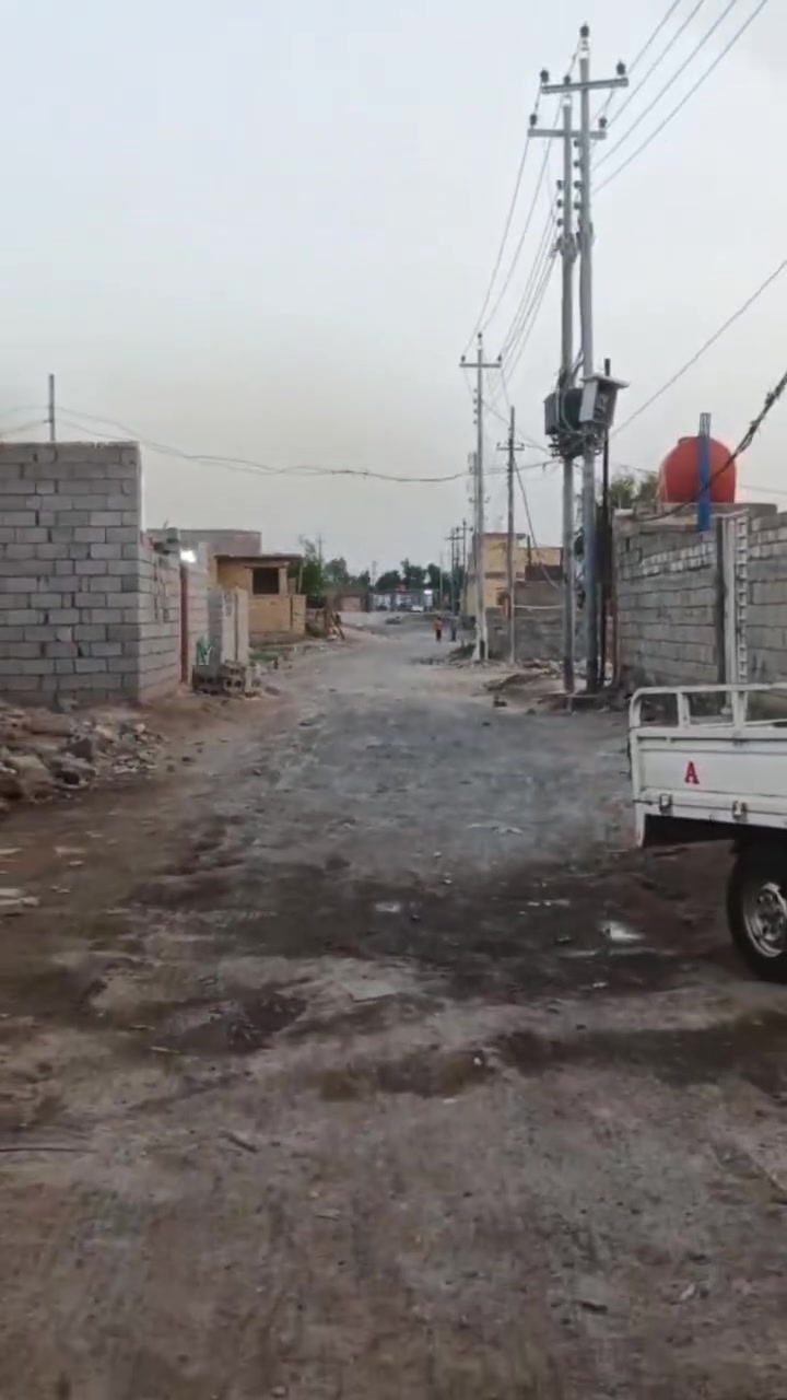 لبيت للبيع مساحه 200 بناء طابوك سقف كونكريت زاد غرفه وصاله طابق ثاني المكان صخيين قرب اصيطره القديمه يبعد عن الشارع 100 متر ماء وكهرباء بل باب للستفسار ***********
