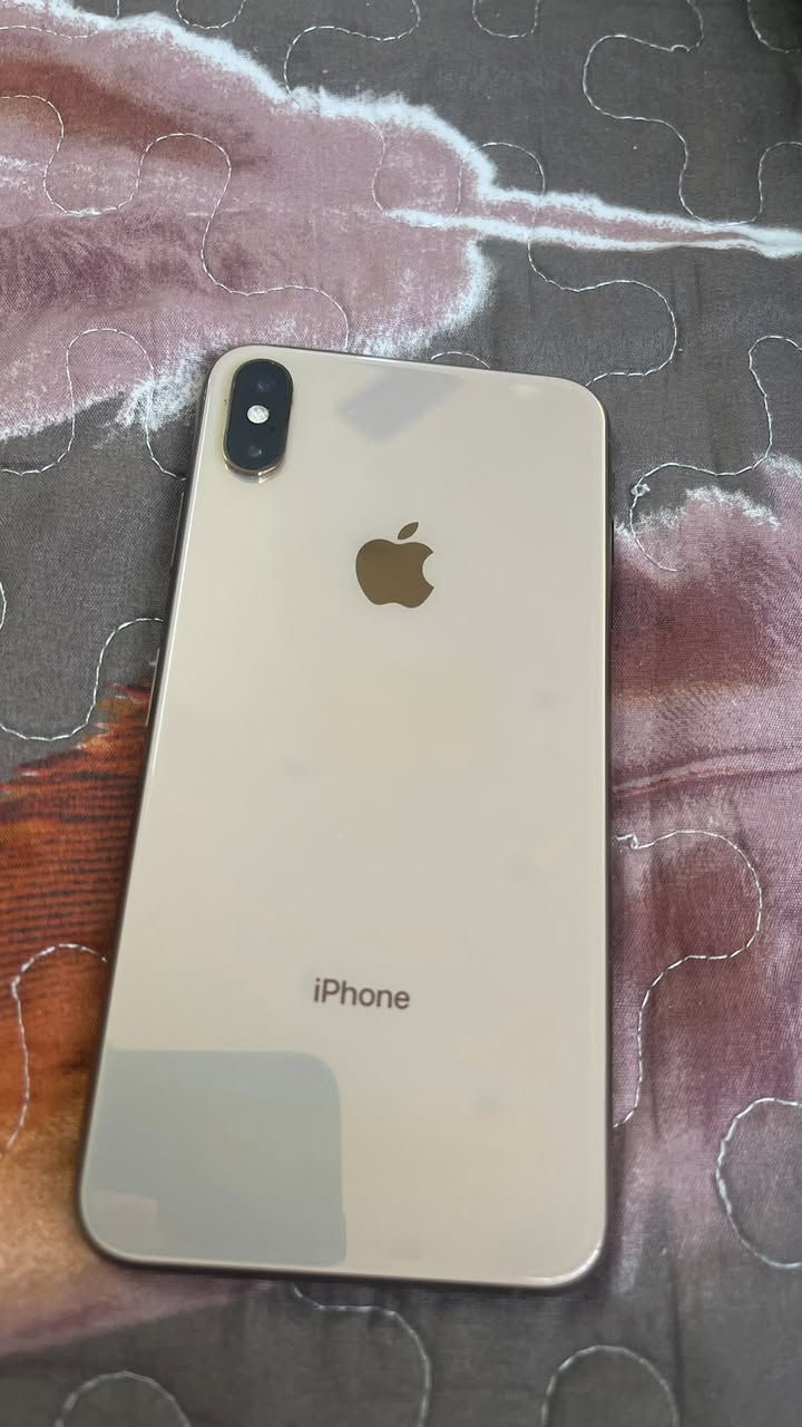 ايفون اكس ماكس للبيع ذاكره ٦٤ بطاريه ٧٨ مبدل شاشه فقط والشاشه بيها خدش بسيط مبين بالصوره جوه سعره ١٢٥ وبي مجال بسيط  رقمي ***********
