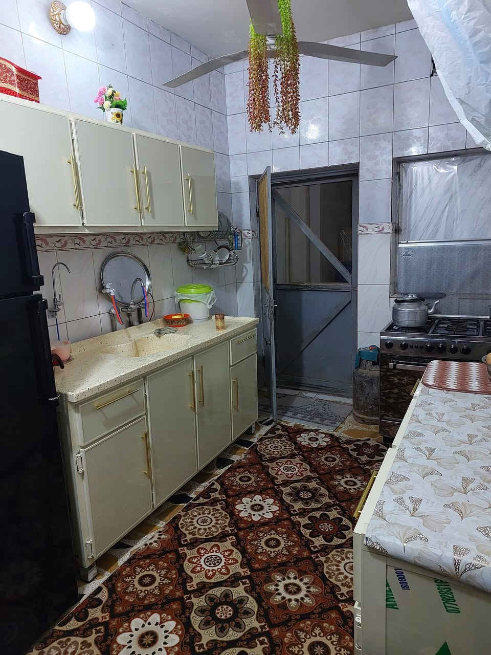 حي المعمل موظفين مساحته 250
طابقين 
190 مليون شارعه 10
يحتوي بيت ومشتمل معزول
***********
