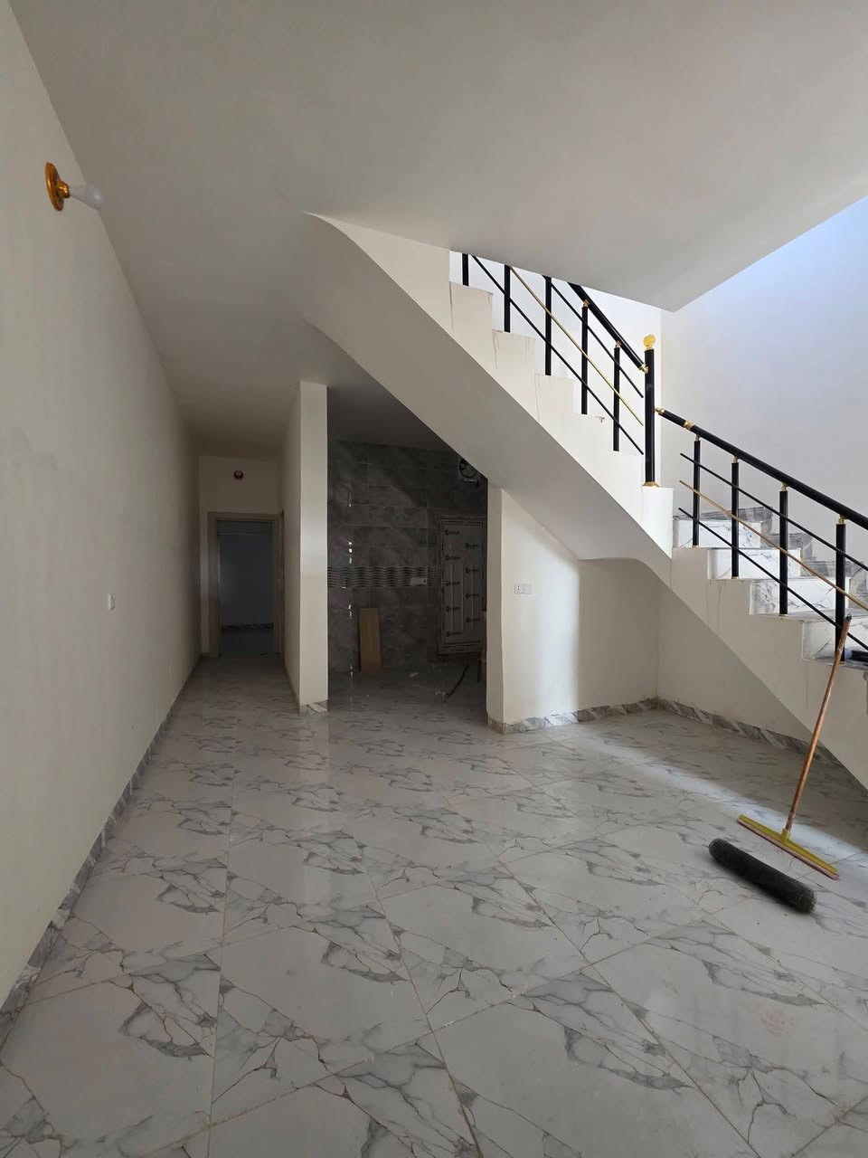 بسم الله دار للبيع تكريت الديوم منطقة التصنيع مساحه ١٠٠متر
٥×٢٠ بالبدايه بصف شارع ٢٠ يتكون من استقبال مطبخ 🏠 مجموعة صحيات 🏠 مناور 🏠 صاله وصطيه 🏠 
غرف نوم ٣🏠 مطبخ 🏠  للاستفسار الاتصال
 ***********ليث الدليمي
مكتب 🏢 ابو رداد 🏢 للعقار 🏢
