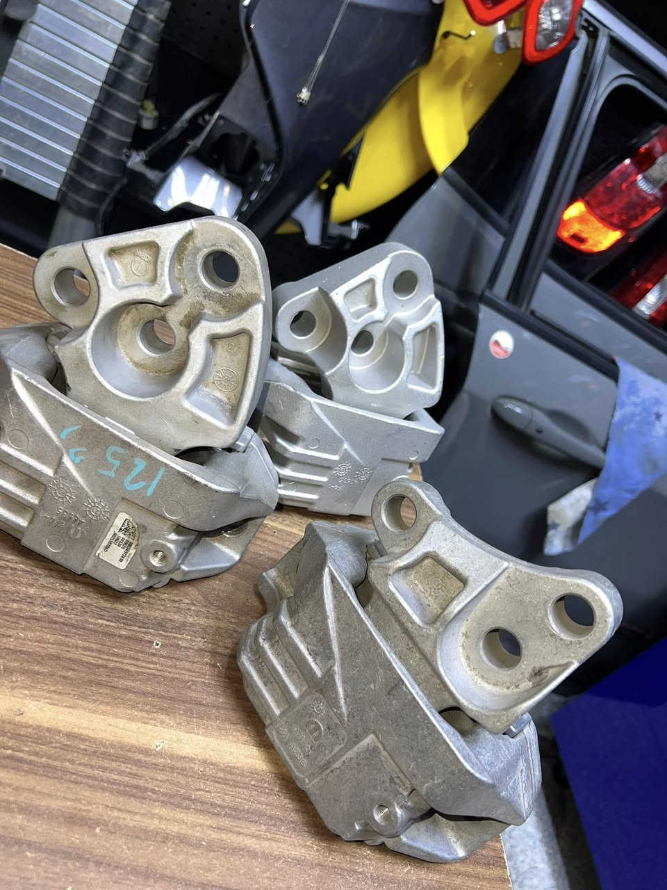 تحيه طيبه للجميع 🌹🌹

تتوفر ادوات جيب رينجيد 16-2023

مستعمل وجديد 

ادوات صدر مع وجود ورشه عمل

زيوت وفلاتر

محركات وادوات تجفيت 

*********** 📞

العنوان : بغداد ساحة الطيران شارع الشيخ عمر مجاور وديع ابو الواشرات محل (محمد النقاش)
