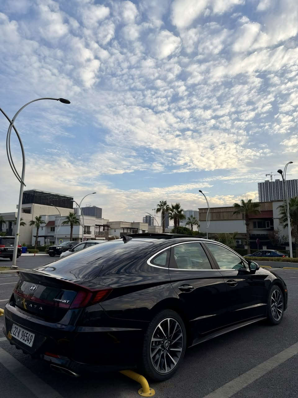 بسم الله الرحمن الرحيم 🔱
كلشي ذاكر 
الاسم : هيونداي سوناتا 
الموديل : ٢٠٢٣ 
رقم اربيل
الحادث خفيف جداً و بدون ايرباك و الحادث بالمنشور قبغ جنطة فقط
الفئه : لمتد يعني اعلى فئه بسيارة السوناتا مثل ميكولون بريميوم مفولة مواصفات للأخير شنو بالك يكون بالسيارة موجود والسيارة لون اسود ، السيارة فئه راقية جداً تعطيك رزانه وسرعة ومتانه وثبات على الطرقات 

المواصفات :

١-محرك السيارة ١٦٠٠ تيربو طيارة ارضية 🚀 بيها نشاط ماشاء الله مو طبيعي 
٢: كير ٨ سرعات احدث گير وقوي جداً 
٣: شفتات ستيرن 
٤: كشنات جلد + تبريد + تدفئة نظيفة جداً الكشنات بلادي
٥: نظام نورمل + كوستمر + سبورت + سمارت 
٦: شفتات ستيرن 
٧: سيارة تتقدم وترجع بالبصمة 
٨: بصمة تشغيل عن بعد واشاير ترحيب بالابواب فتح تلقائي 
٩: هاند بريك بصمة 
١٠:كامرات ٣٦٠ درجة السيارة مزروعة كامرات من كل مكان 
١١: حساسات خلفية وامامية ومن كل جهات 
١٢: قيادة شبه ذاتية وتحديد مسار 
١٣: تدفئه ستيرن 
١٤: تحكمات كاملة في الستيرن 
١٥: سقف بنورامي 
١٦: اضائة محيطية لد داخلي متغير الالوان يتغير من شاشة السيارة 
١٧:داتا شو يبين عداد السرعة ويبين بي تحديد المسار والقيادة الشبه ذاتية ويطلع بي كومة شغلات 
١٨ : ابل كار بلي 
١٩: شحن واير لس 
٢٠ : تبريد قطعتين وتبريدها ممتاز جداً 
٢١: مراية قلابة عندما تضع الگير على البك 
٢٢: مراية داخلية معتمة 
٢٣: الزجاج الامامي دبل زجاج 
٢٤: تحكم بالزجاج الداخلي ٤ اوتو 
٢٥: توقف ذاتي امامي خلفي عندما تستشعر بحادث او خطر وشيك 
٢٦: سماعات من الفئه الراقية bose فيها سستم صوت مرعب وعالي جداً 
٢٧: كامرات من تفتح اشارة يمين او يسار يبين عندك بالعدادات حتى ينطيك رؤية جانبية افضل 
٢٨: لايتات عدسات زنون كل مازدة بيها ٤ عدسات قوية جداً ومدا عالي وتحكم اوتو ماتك عندما تاتي سيارة اتجاهك ينخفض الايت العالي 
٢٩: تايرات نظيفة جداً 
٣٠: نقط عمياء في المري 
٣١: كشنات الامامية تحكم كهرباء  
وبعد بيها مواصفات هواية متخلص 

كشر السيارة نظيف وجيد جداً وداخلها ايضاً نظيف وجيد جداً السيارة ماشية ٥٢ الف كيلو فقط سيارة نظيفة جداً ومعتني بيها جداً وحالتها ممتازة ايضاً حادثها خفيف خلفي فقط صندوق السيارة يعني مطاب ليجوة شي مرتب الضربة كلش خفيفة يعني قطعه وحدة صبغ فقط بدون دواخل ولا اير باك شي خفيف وسطحي  الباقي مكفول كفالة عامة 
سعر السيارة ٢٠٥$ يعني دفترين و ٥ ورقات وبيها مجال والسيارة بأسمي للتواصل متواجد في الماسنجر
***********
