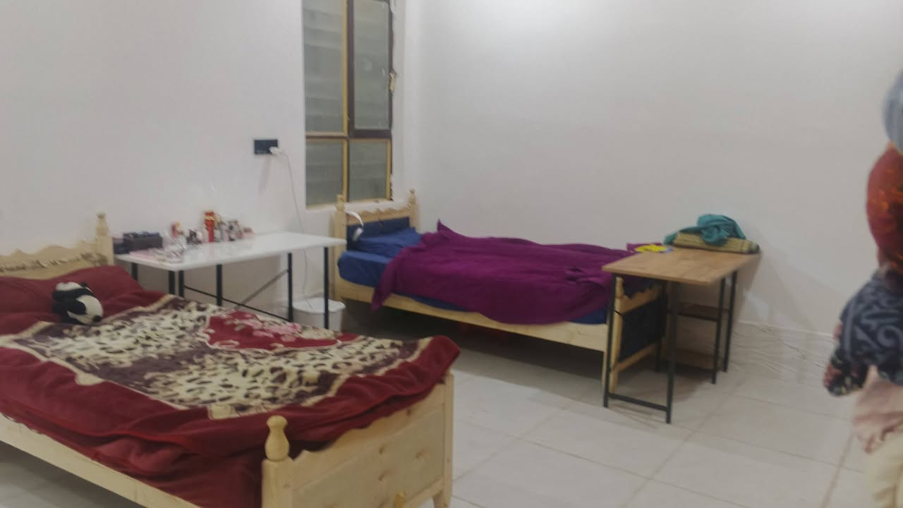 بيت للبيع بالحكيم نزلت كاله 200 متر يحتوي على استقبال صاله غرفتين مطبخ صحيات داخليه وخارجيه كراج وحديقه الشارع المشجر للسفسار  ***********

