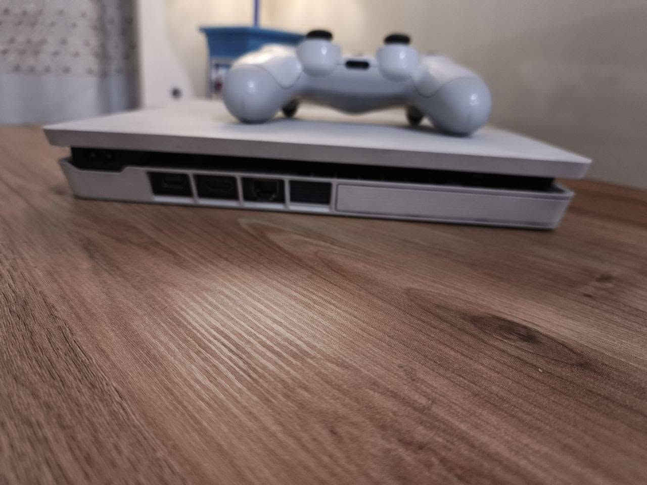 play station 4 slim ps4
بلي ٤
اللون ابيض الجهاز نظيف جدا مستخدم قليل اخذته وقتها من لندن 
هذه كارتونته الموجوده 
الجهاز واليده الاصليه مالته غير مصلحات وغير داخلات تصليح 
يحتوي على حساب فورتنايت مشحون سيزنين
ولعبة بيس القوة الجماعية 3137
وقرص مورتال كومبات
يوجد توصيل كل محافظات


**إذا كنت صاحب هذا الإعلان وتريد حذفه لأي سبب، رجاءا أرسل رسالة إلى الدعم الفني**