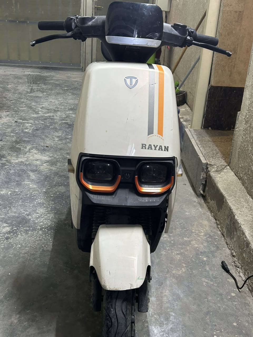 ريان ام عيون صالها يمي خمس اشهر
ناقصها كفرات لان كفراتها تعبانة  
بطاريات ٦ كبار بطارياتها جديدة كهربائياتها كلها شغلالة اضائتها زنون شلعتها تاكل الكاع 
بغداد / حي القاهرة 
للاستفسار *********** واتساب
