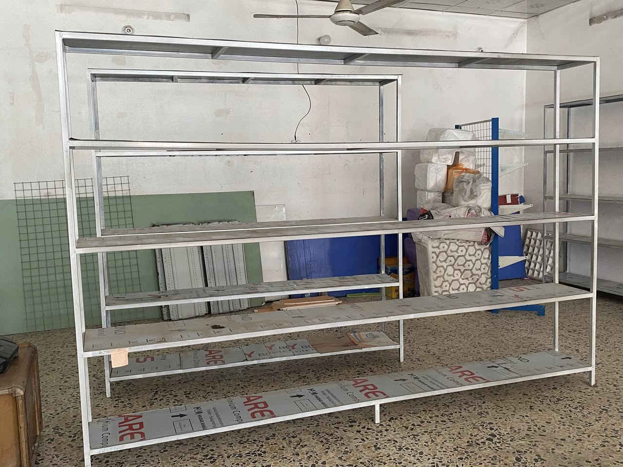 رفوف ميز اثنين حجم طول 1.90 والعرض  2.00 واحد طول1.90 والعرض 3.00 أمتار سعر 400الف وبيه مجال المكان النجف الاشرف الرقم .***********
