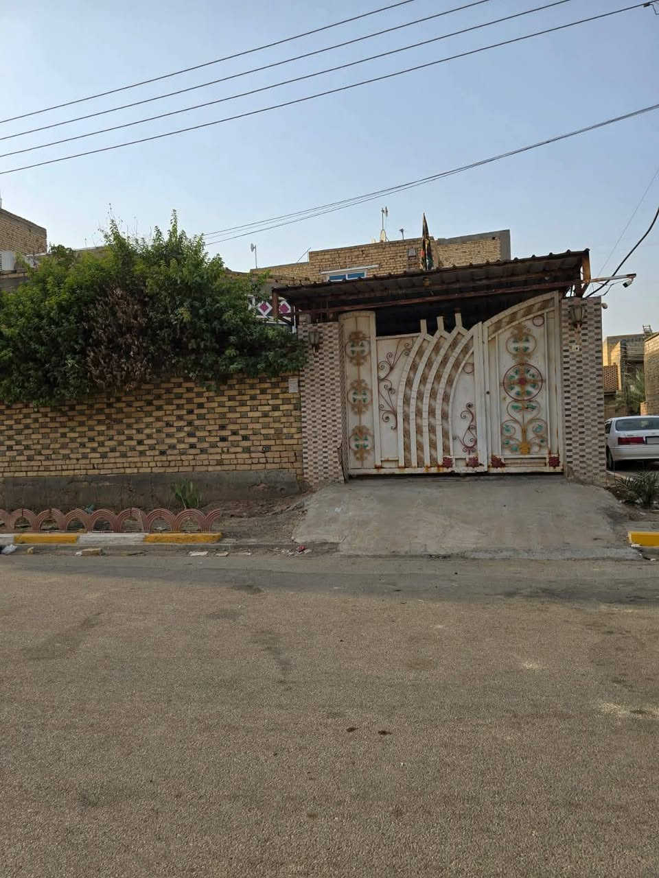 السلام عليكم. دار للبيع  بحي الحسين مجاور دور المعهد طابق واحد المساحه 250 م٢ ركن وركن ساحه  يحتوي غرف نوم عدد ٢ وصاله واستقبال وصحيات داخليه وخارجيه ومطبخ حار وبارد وگراج وحديقه.الاتصال على الرقم ***********
