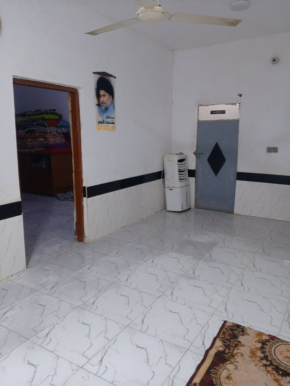 السلام عليكم بيت للبيع بحي الحسين (حي العدس) شارع الصوره بيت يتكون من غرفتين وصاله ومطبخ وستقبال وصحيات مساحه 190بيت جاهز للسكن ماي كهرباء مولده للاستفسار الاتصال ***********
