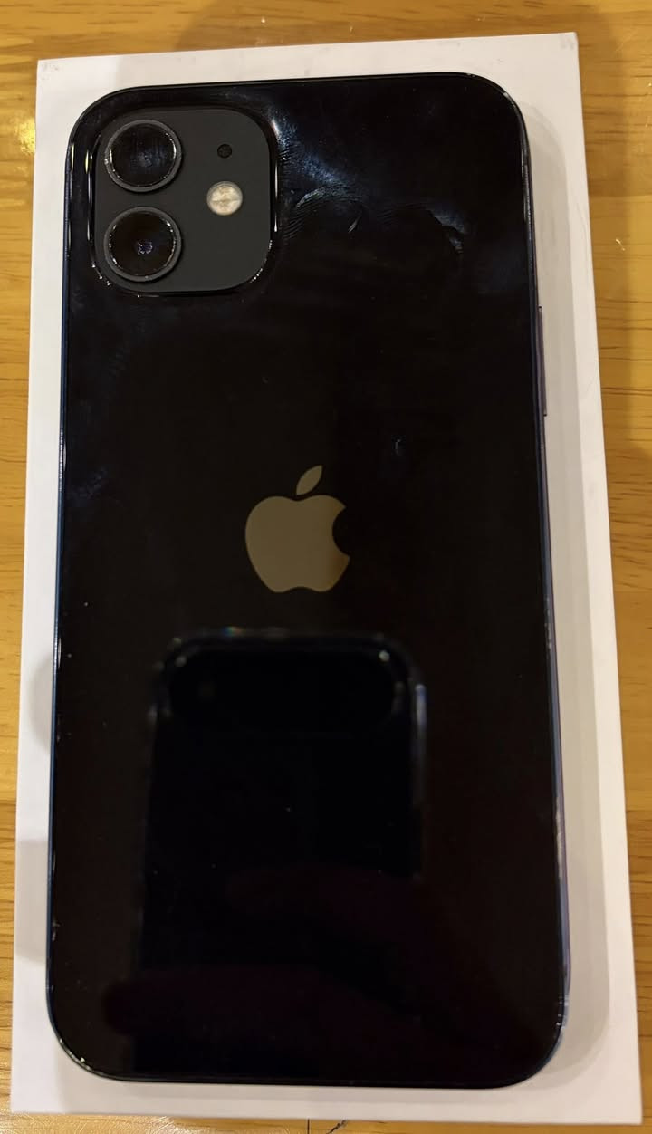 السلام عليكم للبيع ايفون 12 عادي اسود ذاكرة 128 شركة ماستر بطارية 81 نظيف جهاز على وضع وكالة بدون اي تبديل سعر 385 الف وبية مجال  للاستفسار ***********
