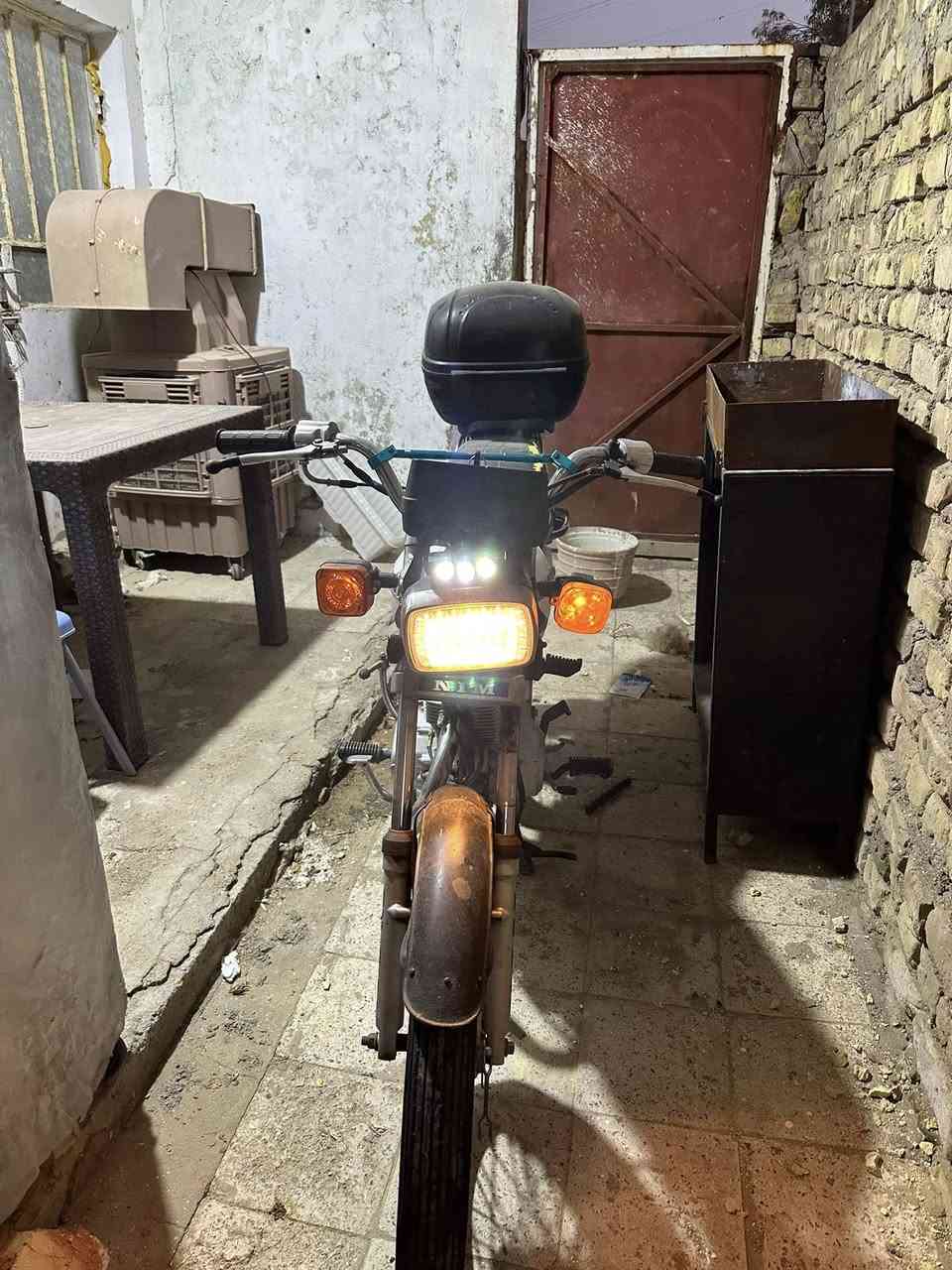 اربعه كير نامه 21
دراجه شغاله ومناقصها برغي 

من الدوام للبيت دراجه اصليه 

مكينه شلامجه بوري رفيع يعني 

سعر مليون وبيها مجال 

عنوان واسط كوت 

***********
