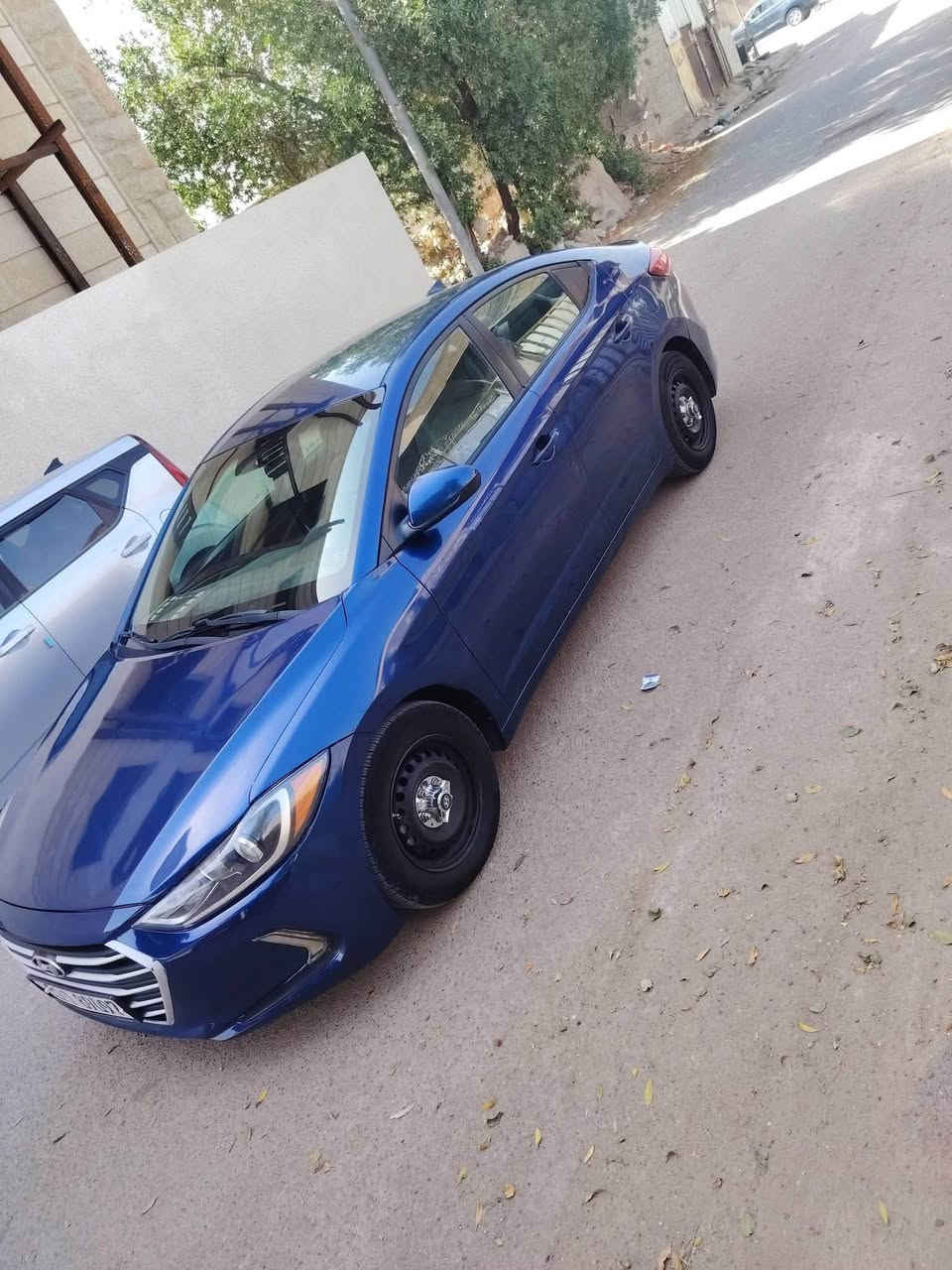النترا 17 امريكي
مكينة جديدة شادلها  دوش 2000 مال تفصيخ 
عليها ادامة كاملة السيارة 
تبريد ثلج 
نص فول السيارة 
3 انظمة قيادة 
تحكم مري 
سيارة حلوة ونظيفة مال بيت 
كير AT المرغوب 
كشرتها حلوة ونظيفة بيها رصعات خفيفة 

السعر 115$ قفل 
تواصل 
***********
