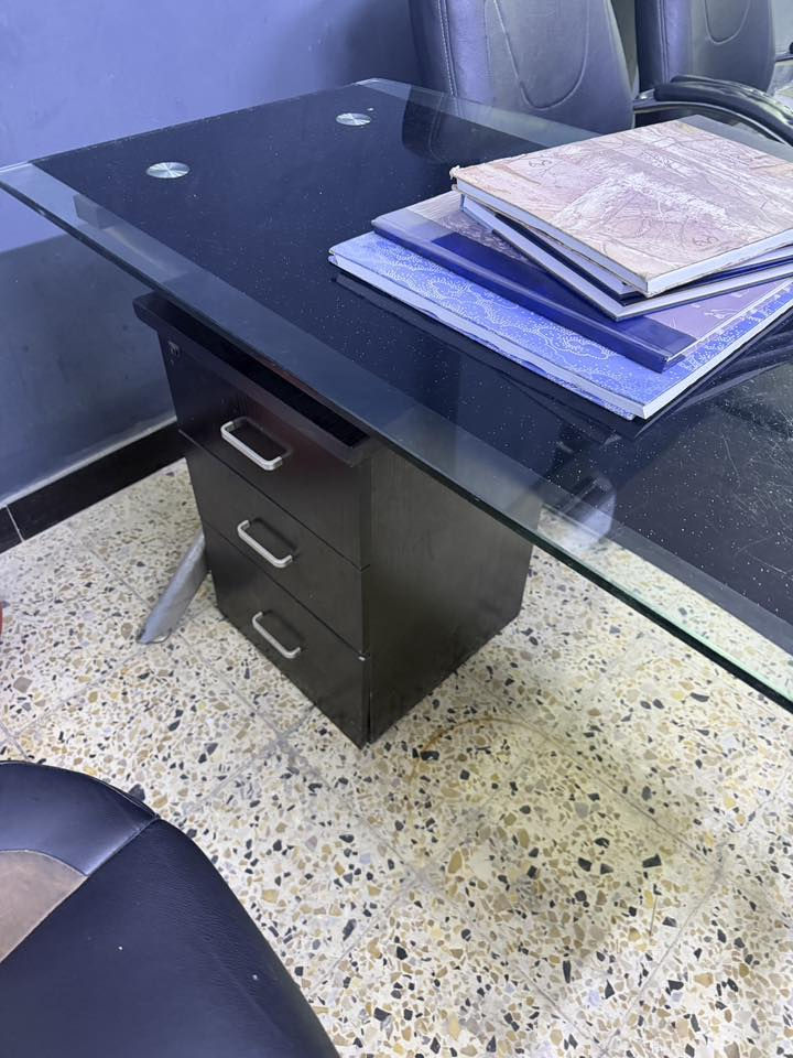 مرحبا ميز جام نظيف و 4 كراسي جلد للبيع المكان الكرادة السعر 175 الف للتواصل واتساب او اتصال ***********
