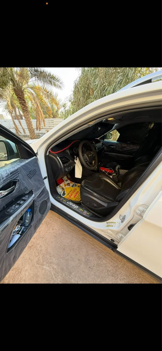 سلام عليكم.  جيب شيروكي بزون مديل 2019  سياره   صور حادثه  بدون اريباك كله سليمه موجود بل صور مال مريكه بيه بل قماره  والجاملق عكس سايق وجاملق الخلفي عكس سايق بيهن معجون شويه   وبنيد اي قطعه ما مبدل بيه وصبغ مال حادث 

سياره فول موصفات  المتدد ما عده الفتحه  
-محرك 4 سلندر 2400 اقتصادي  
-الون ابيض 
-رقم بصره 
-دواخل جلد لون اسود 
-تدفئة مقاعد وتدفىة استيرن 
-كامره خلفيه دواره 
-تبريد خلفي وامامي مع تحكم 
-بصمة ابواب 
-صندوق كهربائي 
-تشغيل عن بعد 
-انارة ترحيب 
-اشارات بالمرايا 
-شاشه كبيره 
-لايت كله زنون  بلاد 
وبعد بيه هواي موصفات 
سياره نضيفه حيل حداديه توني مبدله كله تخم تاير جديد وجاهزه من جميع نواحي 

سياره بسمي بصره  تحويل ثاني يوم 

مكان سياره بصره ابو الخصيب حمدان  

رقم ( ***********)
غير متواجد على فيس فقط واتساب البصرة, العراق
